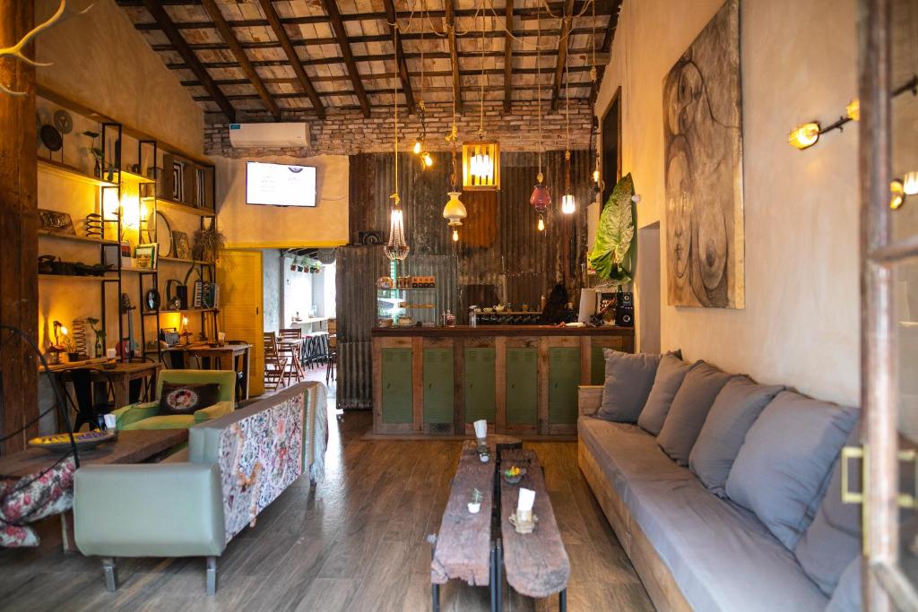 耶尔瓦布埃纳Pura vida Mae Hostel的客厅配有沙发和桌子