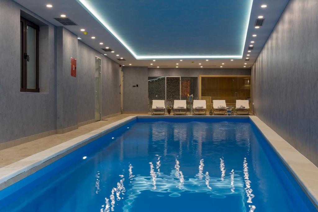 兹拉蒂博尔米亚酒店的游泳池,位于酒店带游泳池的客房