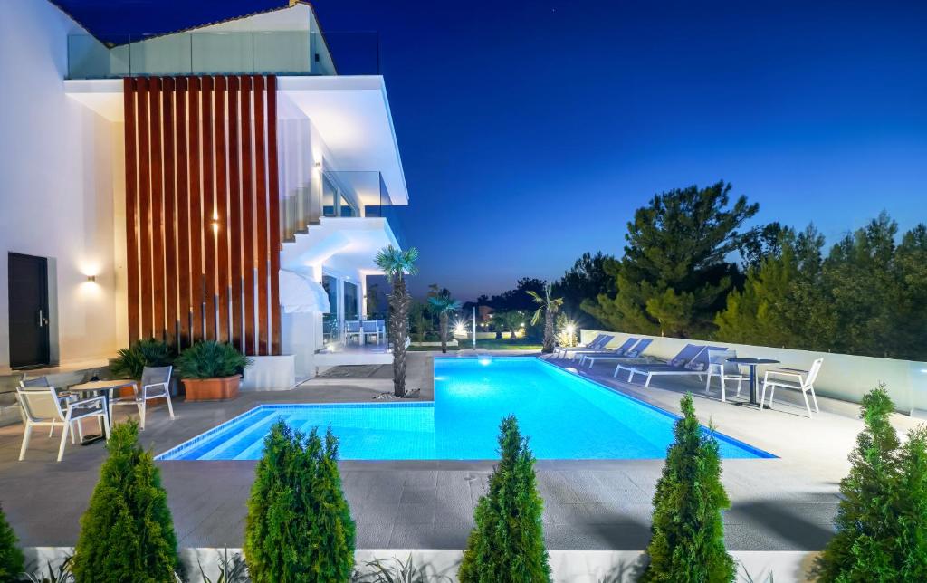 斯卡拉拉乔伊Hotel ASTERA的一座房子后院的游泳池