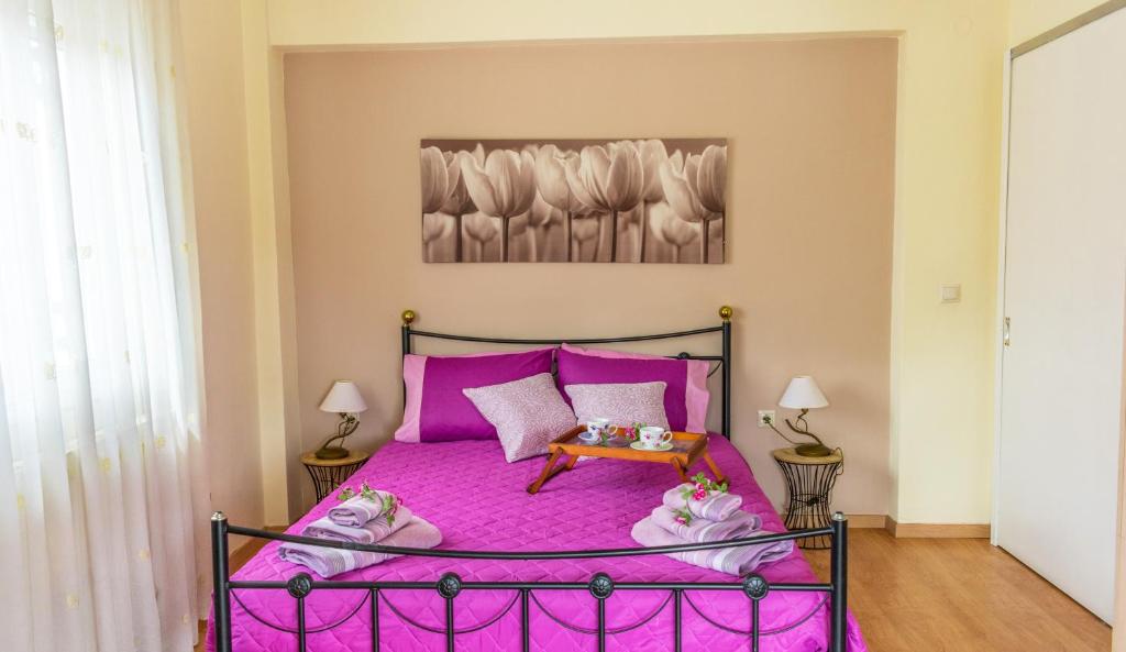 科孚镇Spiti Anna Maria的一间卧室配有粉红色的床铺和粉红色的床单