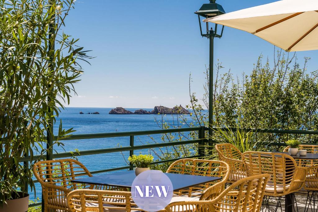 杜布罗夫尼克Art Hotel Dubrovnik的一张桌子和椅子,背景是大海