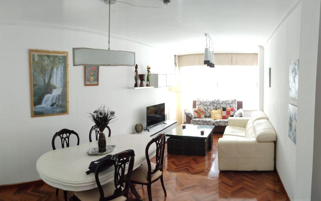 圣地亚哥－德孔波斯特拉Cruxa Apartments garaje incluido的客厅配有桌子和沙发