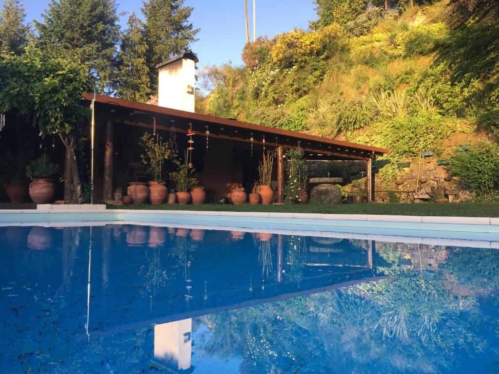 马尔科-德卡纳维泽斯Casa Dos Canais, River Cottage的一座房子前面设有游泳池