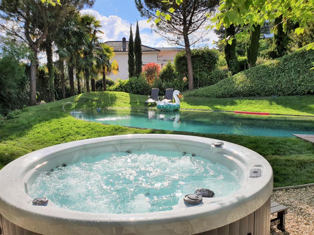 蒙特勒Montreux Rotana Garden House with Private Pool - Swiss Hotel Apartments的一个带水池的庭院内的浴缸