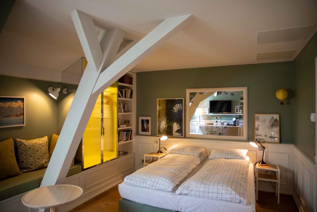 圣路易巴塞尔机场K别墅Spa酒店的卧室配有一张白色大床