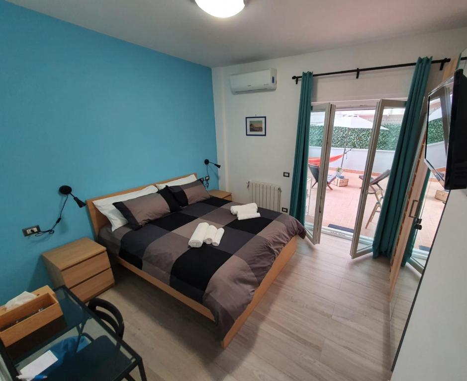 那不勒斯@home Napoli的一间卧室设有一张床和一个滑动玻璃门