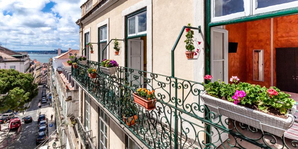 里斯本卡辛纳弗洛雷斯旅馆的一座种植了盆栽植物的建筑的阳台
