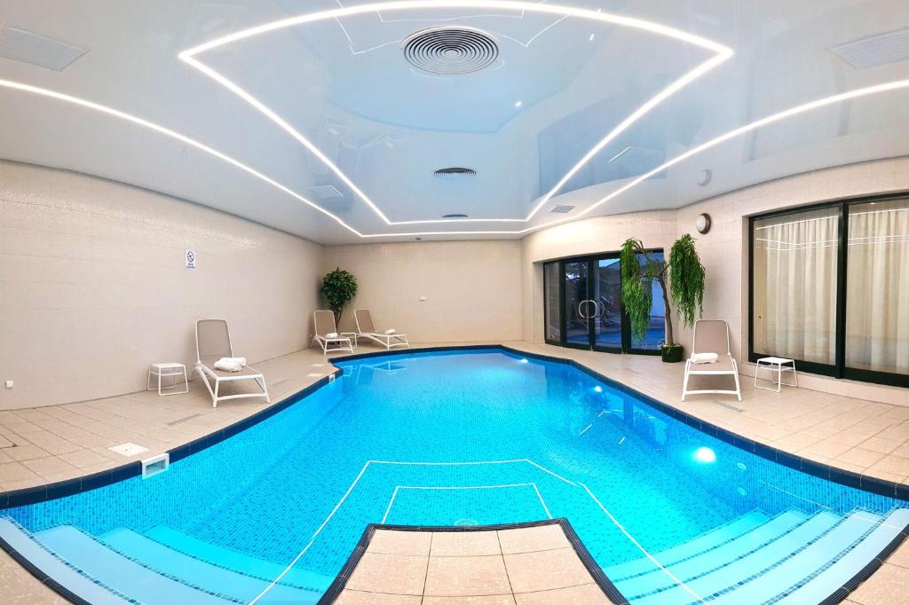 斯瓦任兹阿玛丽利斯酒店的游泳池,位于酒店带游泳池的客房