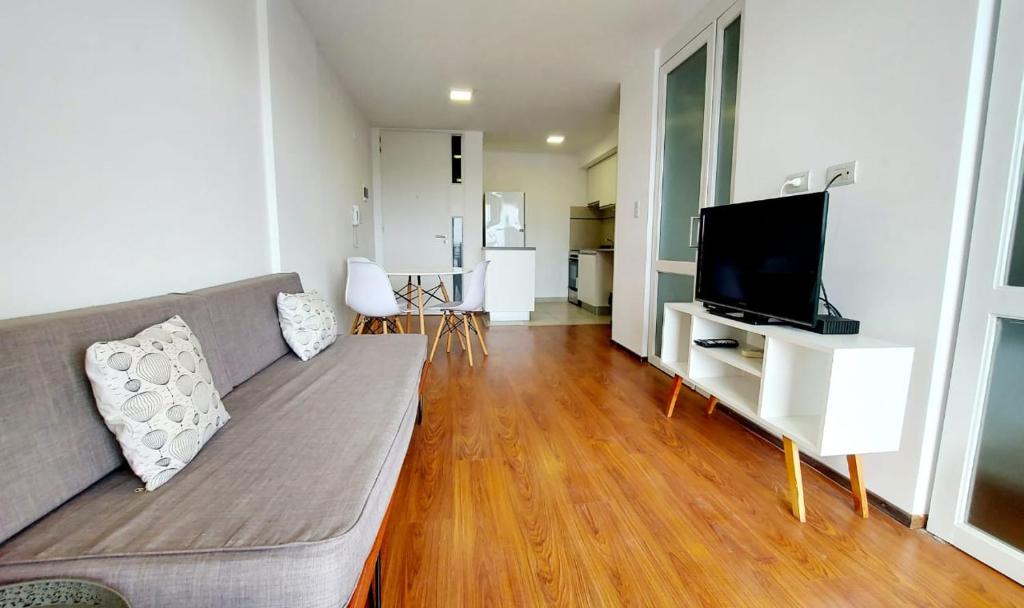 罗萨里奥1 dormitorio - zona Pichincha - Nuevo的带沙发和平面电视的客厅