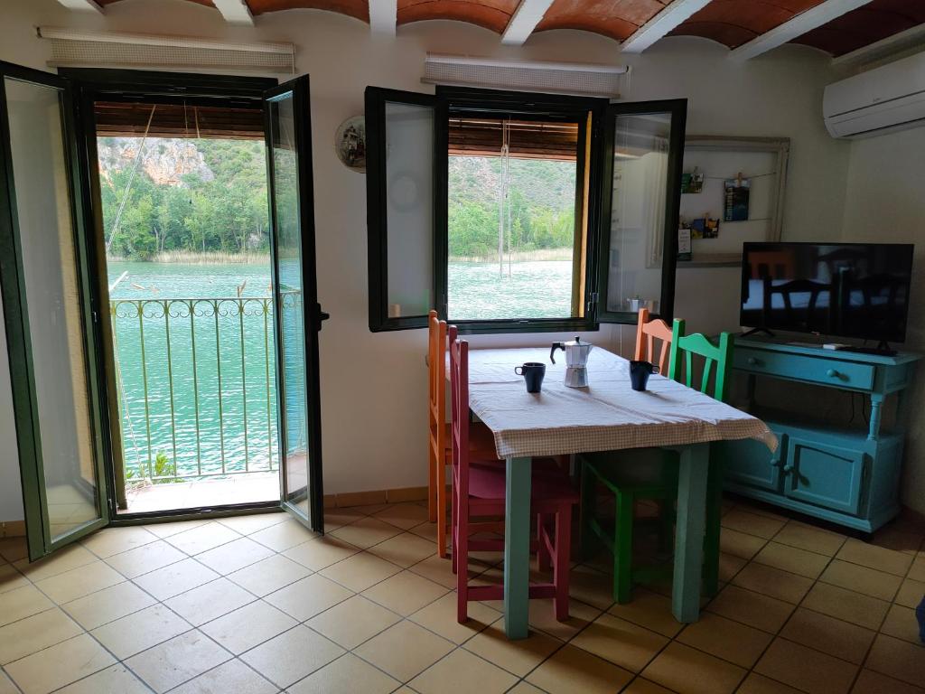 Sant Llorenç de MontgaiLo Raconet的一间配备有桌子的用餐室,享有水景