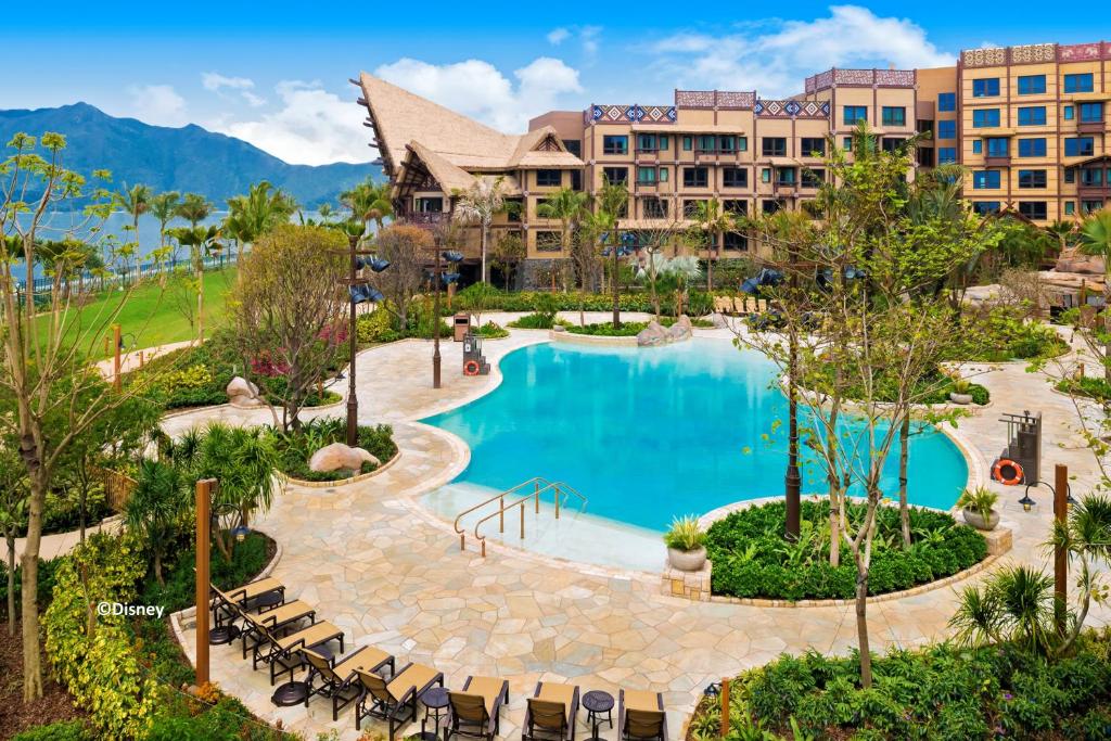 香港迪士尼探索家度假酒店的享有带游泳池的度假村的空中景致