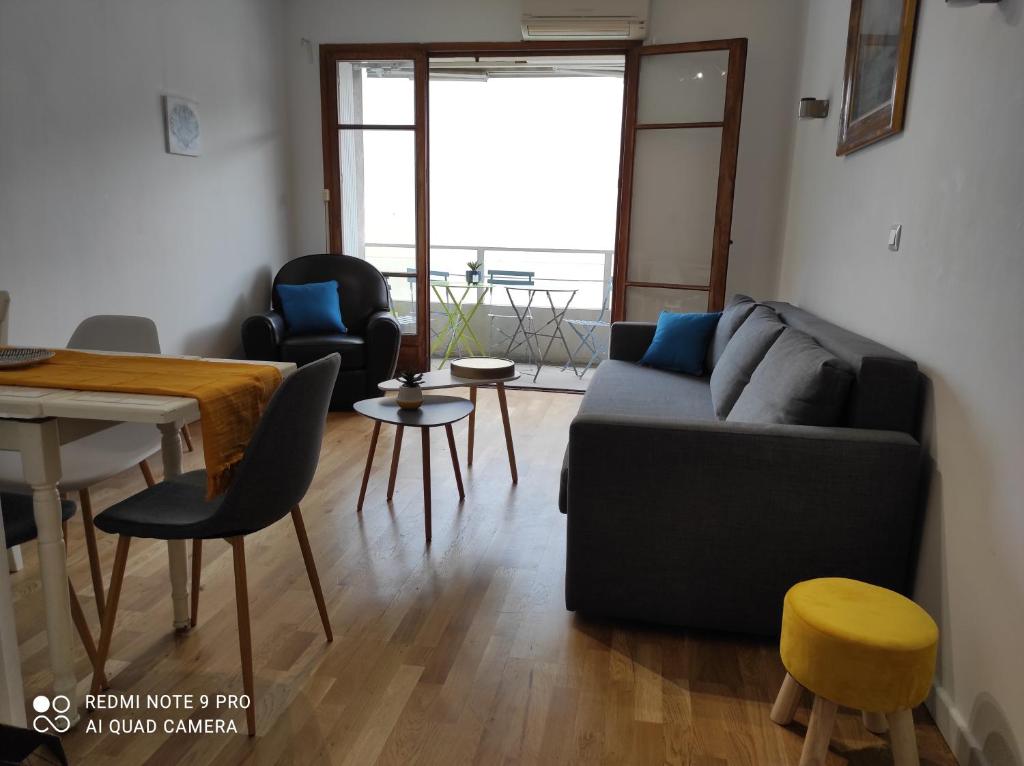 马赛Appartement vacances Marseille的客厅配有沙发和桌椅