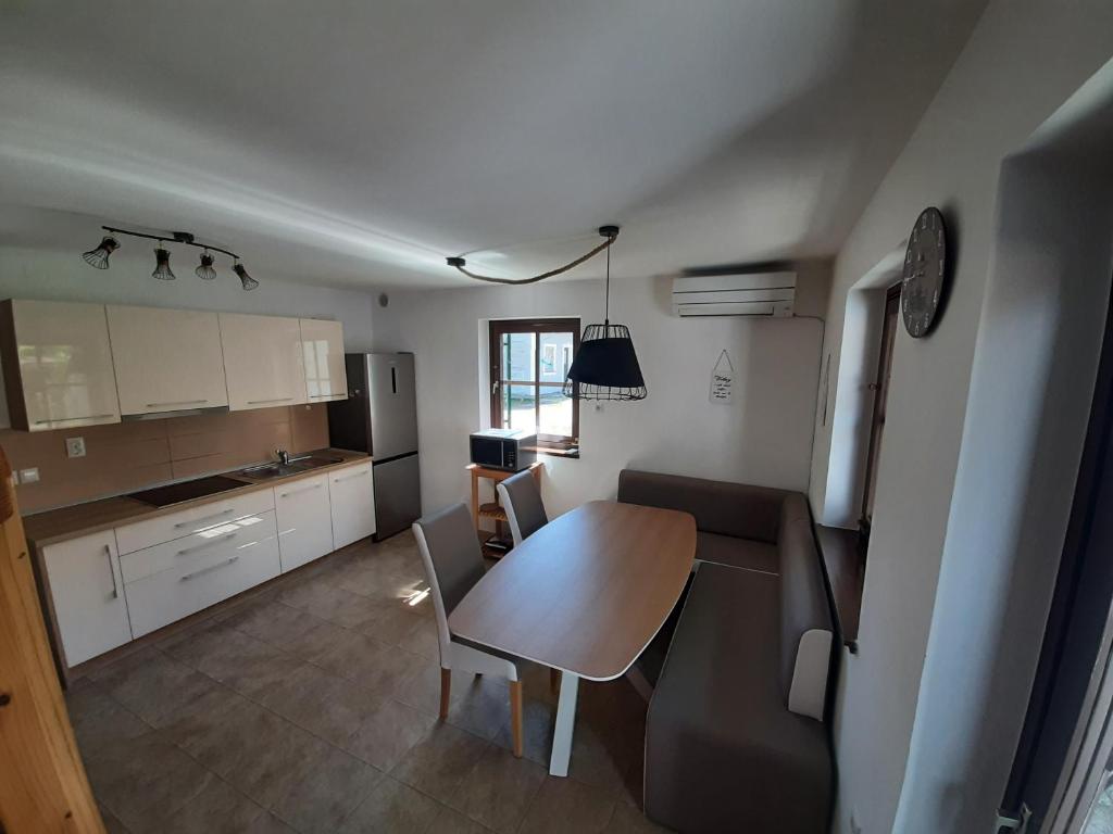 布雷日采Apartment Terme Čatež VIP 145的一间带桌子的厨房和一间餐厅