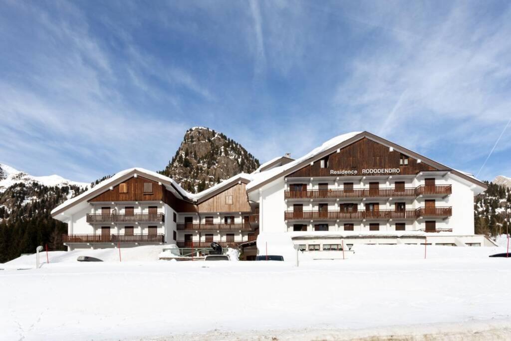 莫埃纳Casa Dolomiti的山前的雪中酒店
