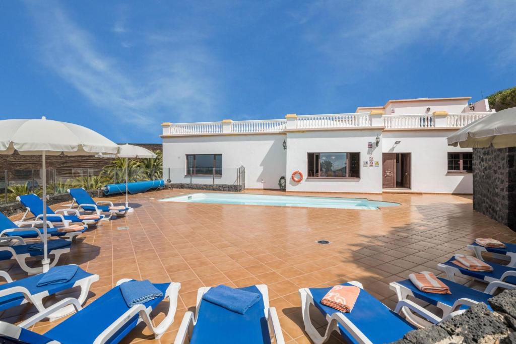 特吉塞Finca Bellavista的别墅 - 带游泳池和蓝色躺椅