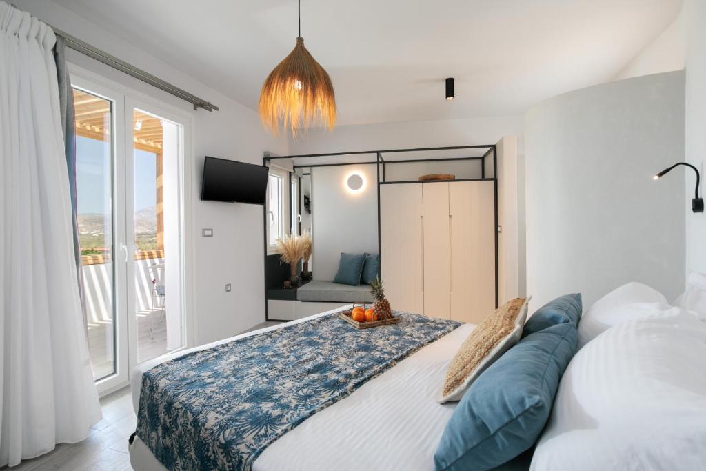 圣安娜纳克索斯Sunday Luxury Suites的一间卧室设有一张大床和一个大窗户