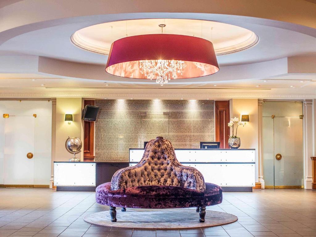 埃克塞特埃克塞特南门美居酒店的大堂的椅子,设有大型天花板