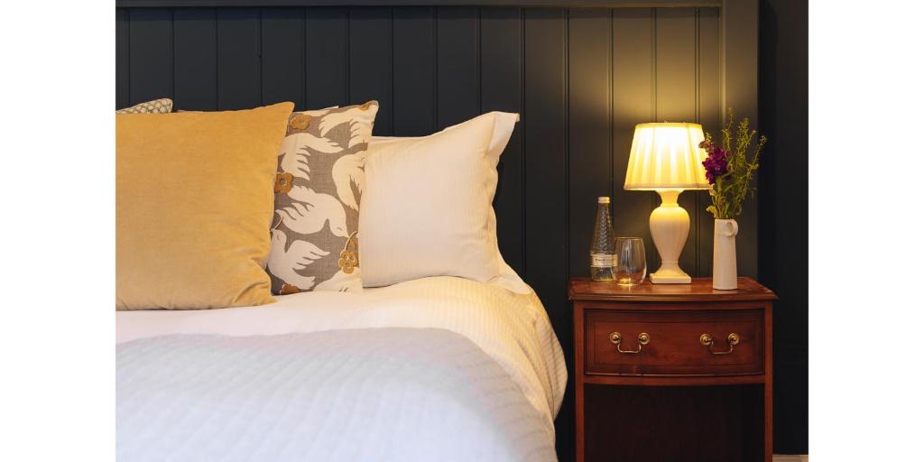 锡德茅斯蓝球旅馆的一间卧室,配有一张床和床头灯