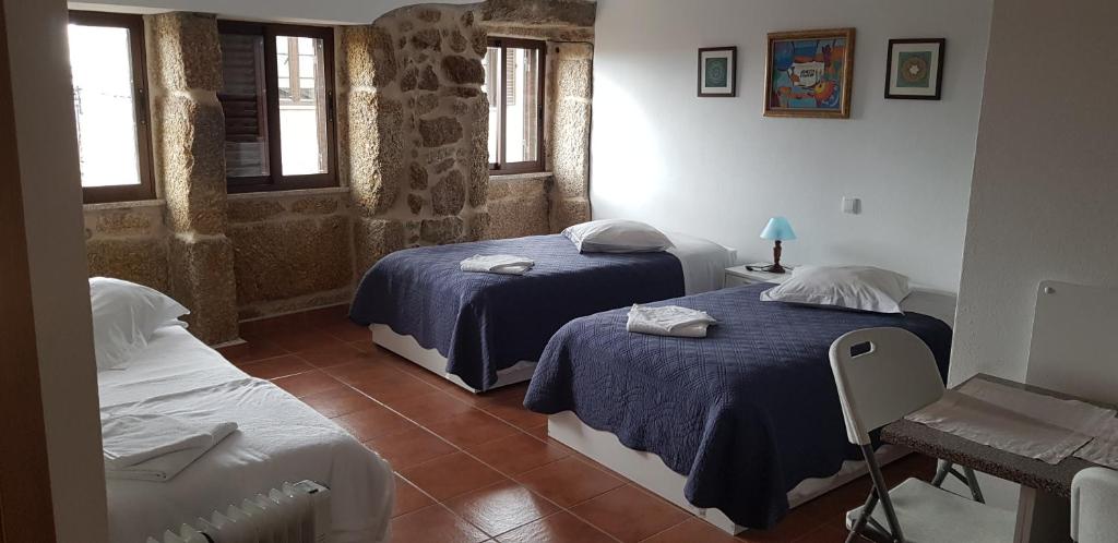 贝尔蒙特Casa Dom Yahya的客房设有两张床、一张桌子和一张床