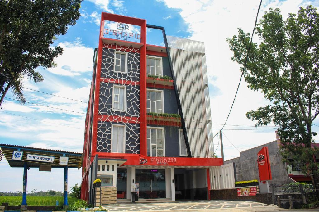 玛琅D'SHARIO Hotel Kepanjen的红色的高楼