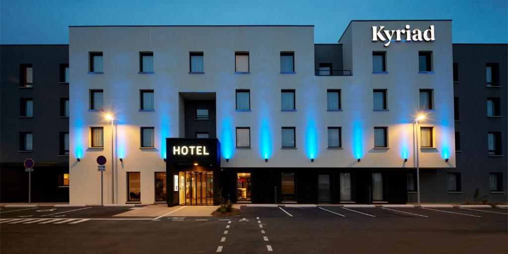 Combs-la-VilleKyriad Combs-La-Ville - Senart的建筑前方有蓝色灯光的酒店