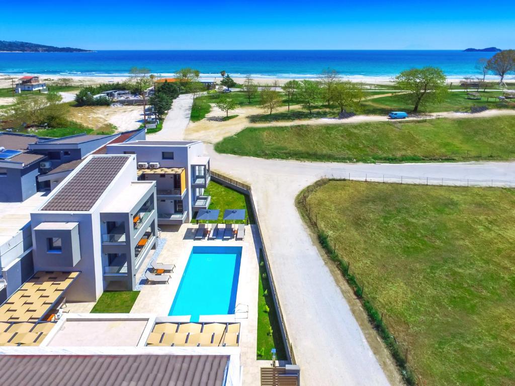 克里斯阿穆迪亚Perla Beach的享有带游泳池和大海的房屋的空中景致