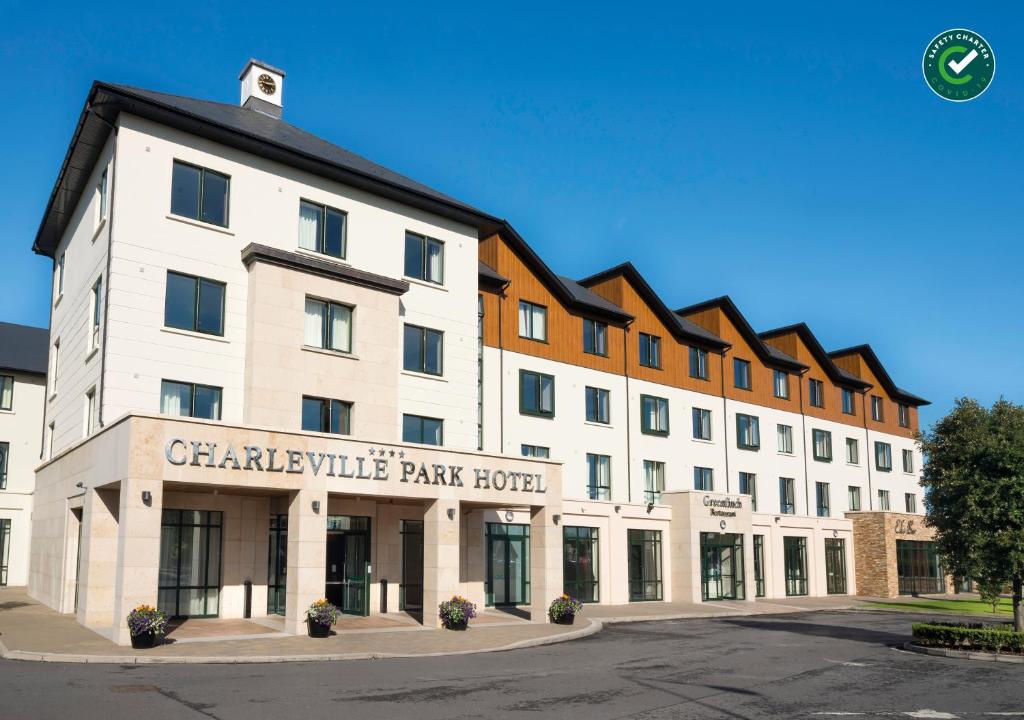 查尔维尔Charleville Park Hotel & Leisure Club IRELAND的一座大型白色建筑,设有公园酒店