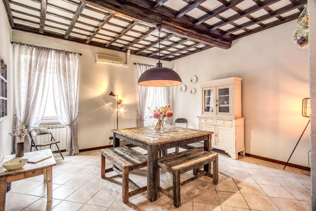 奥斯蒂亚·安提卡La casa nel Borgo di Ostia Antica的客厅配有木桌和椅子