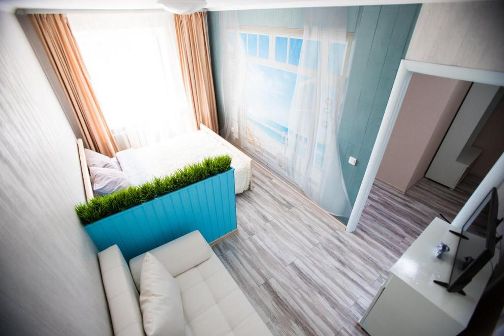 秋明Apartment on Maksima Gorkogo 10的带沙发和镜子的小客厅