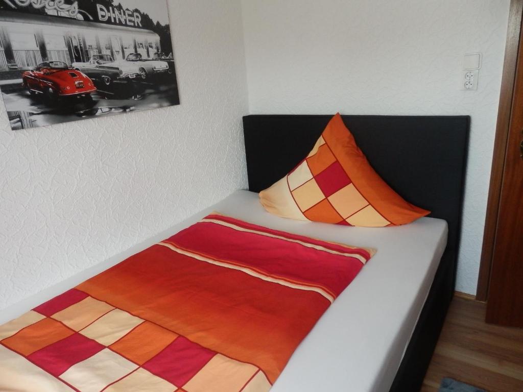 VeitsbronnGästezimmer Boxenstopp的床上有被子和毯子