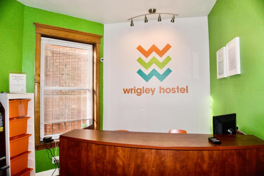 芝加哥Wrigley Hostel - Chicago的墙上挂着藤条医院标志的办公室