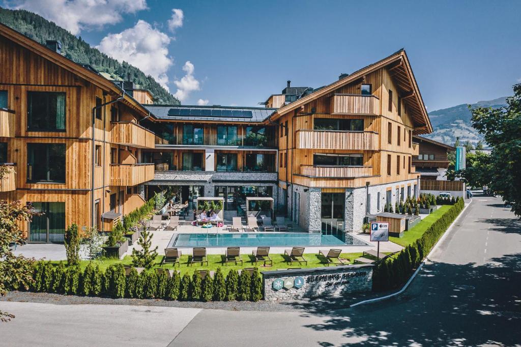 滨湖采尔Elements Resort Zell am See; BW Signature Collection的一座建筑前面设有游泳池