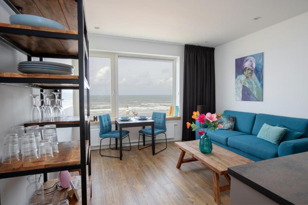 赞德沃特Costa的客厅配有蓝色的沙发和桌子