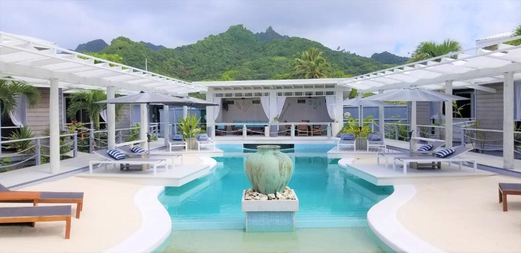 拉罗汤加Ocean Escape Resort & Spa的度假村的游泳池,中间有花瓶