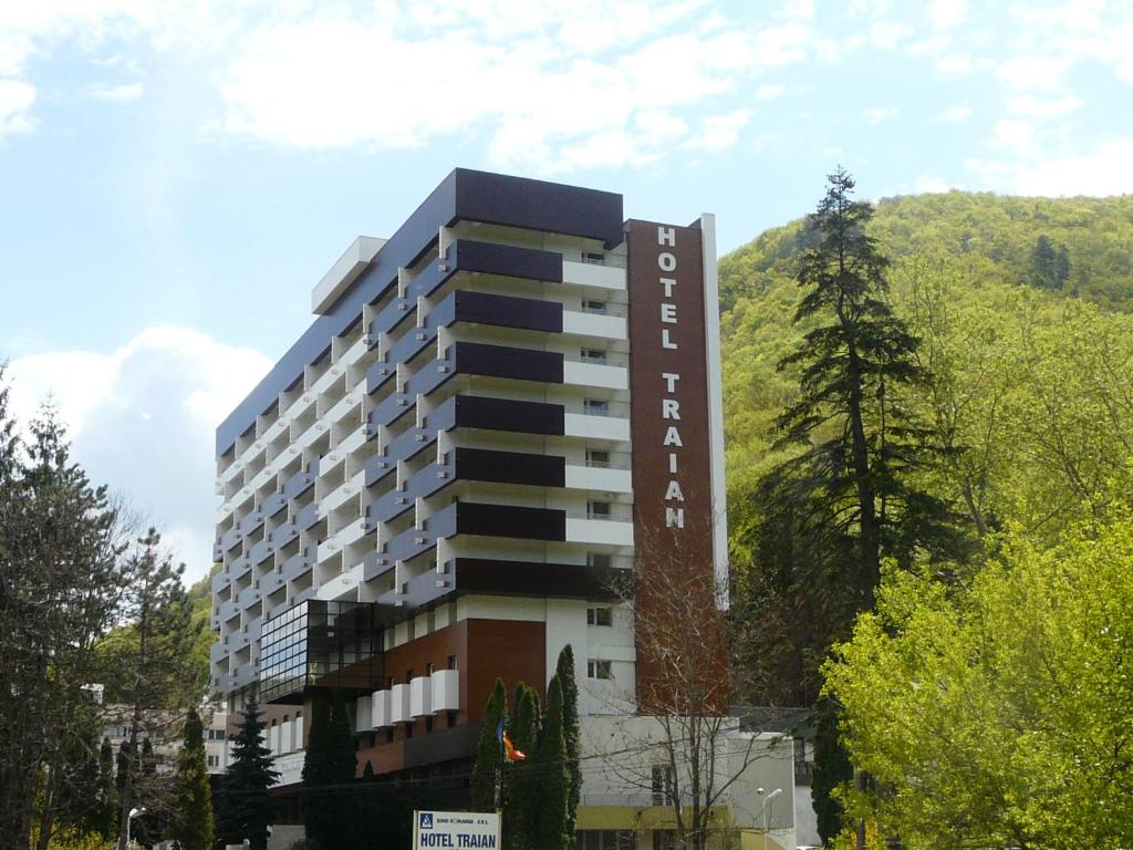 克利默内什蒂Hotel Traian Caciulata的建筑的侧面有标志