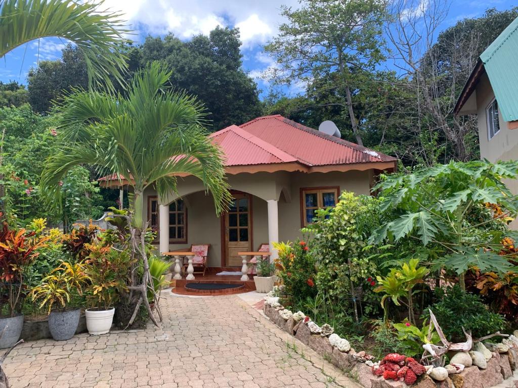 拉迪格岛岛屿简易别墅木屋的前面有植物的小房子