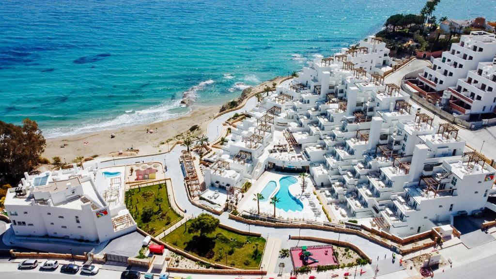 坎佩略Dormio Resort Costa Blanca Beach & Spa的享有海滩的空中景致,拥有白色的建筑