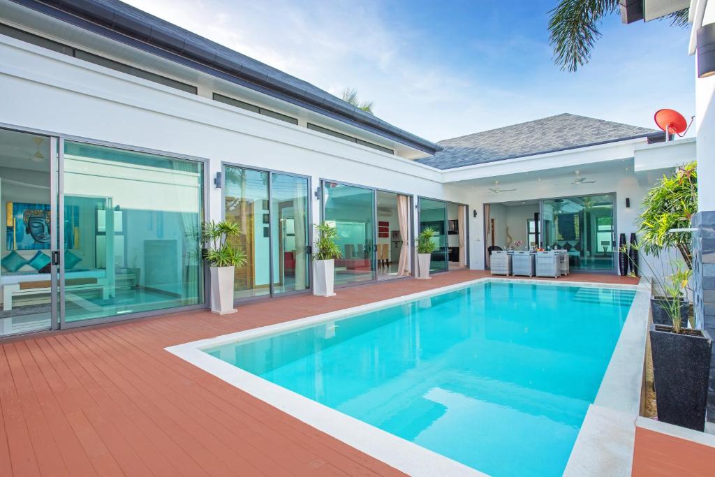拉威海滩Villa Talosy的一座房子里游泳池的形象