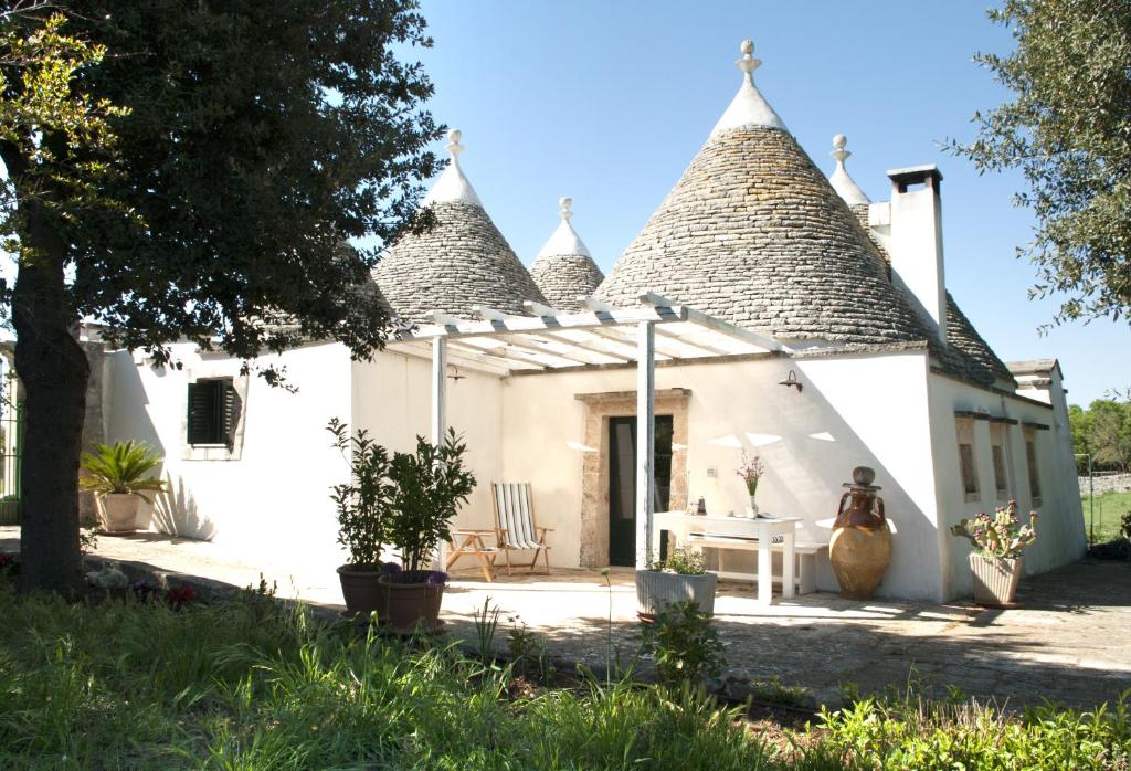 马丁纳弗兰卡Trulli sul vignale in Masseria Santalachicca的白色小屋 - 带茅草屋顶