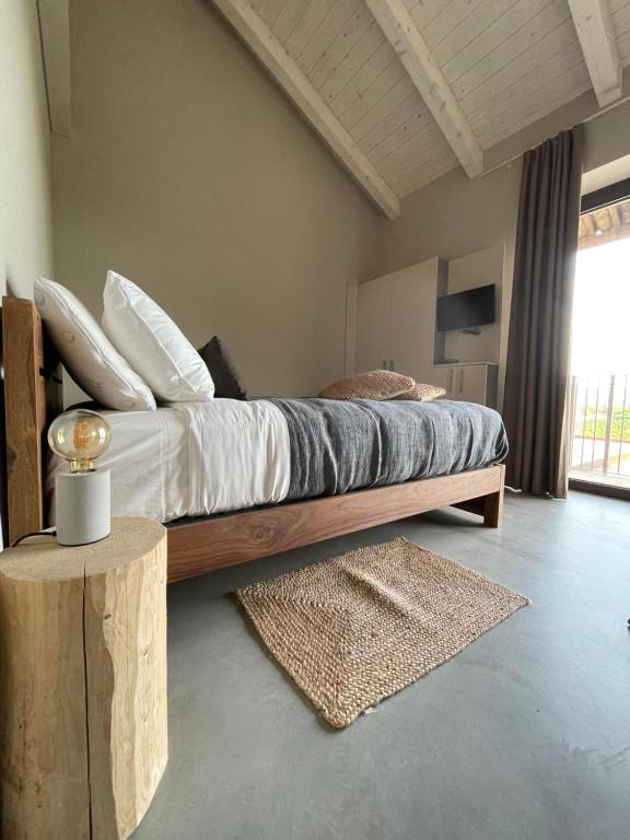 拉莫拉Il GrecAle - Ristorante e camere的一间卧室配有一张木架大床