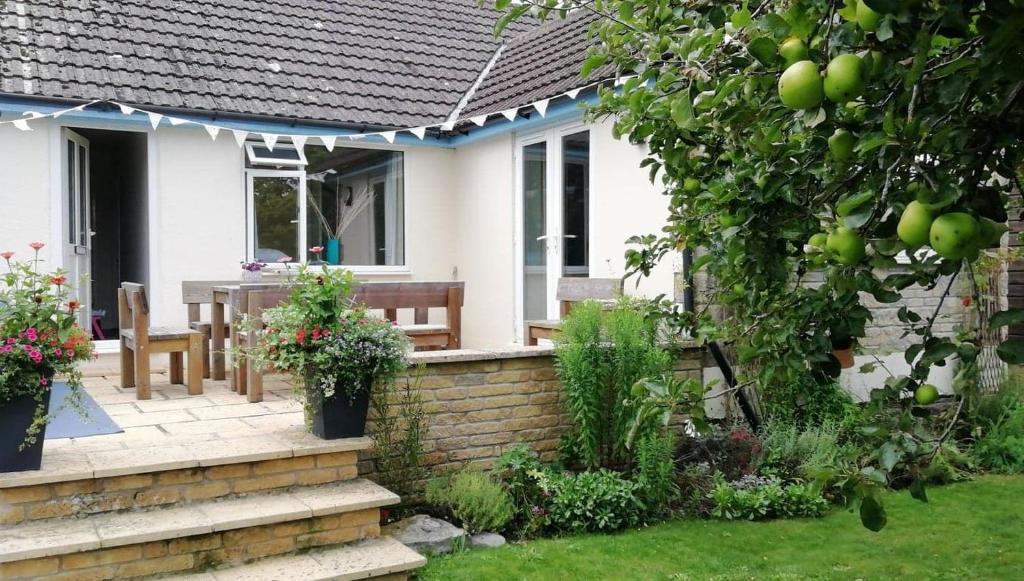 MereWedgewood Annexe - All the comforts of home的房屋设有带桌椅的庭院
