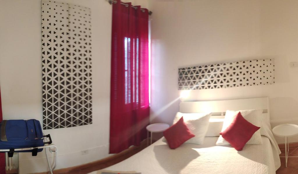 巴里Casetta di Myra的一间卧室配有红色和白色枕头的床