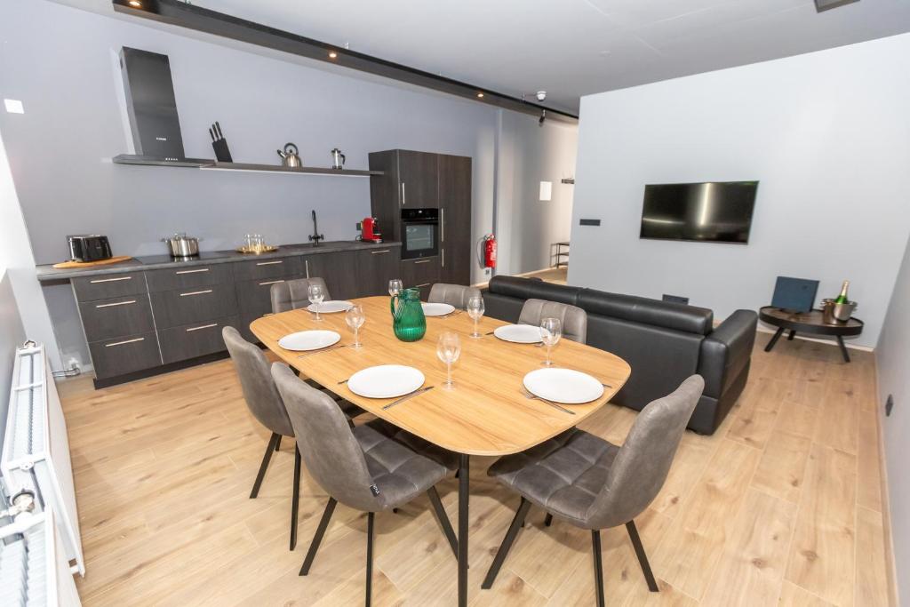 阿克雷里Akureyri Luxury Apartments的一间带木桌和椅子的用餐室