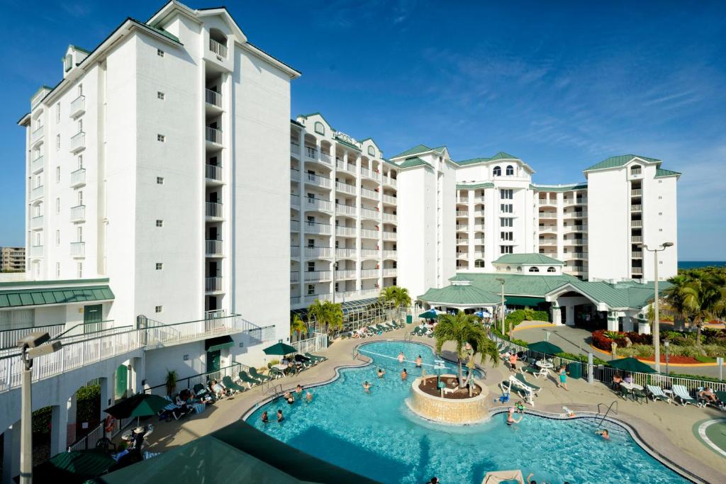 可可比奇The Resort on Cocoa Beach, a VRI resort的享有带游泳池的度假村景致