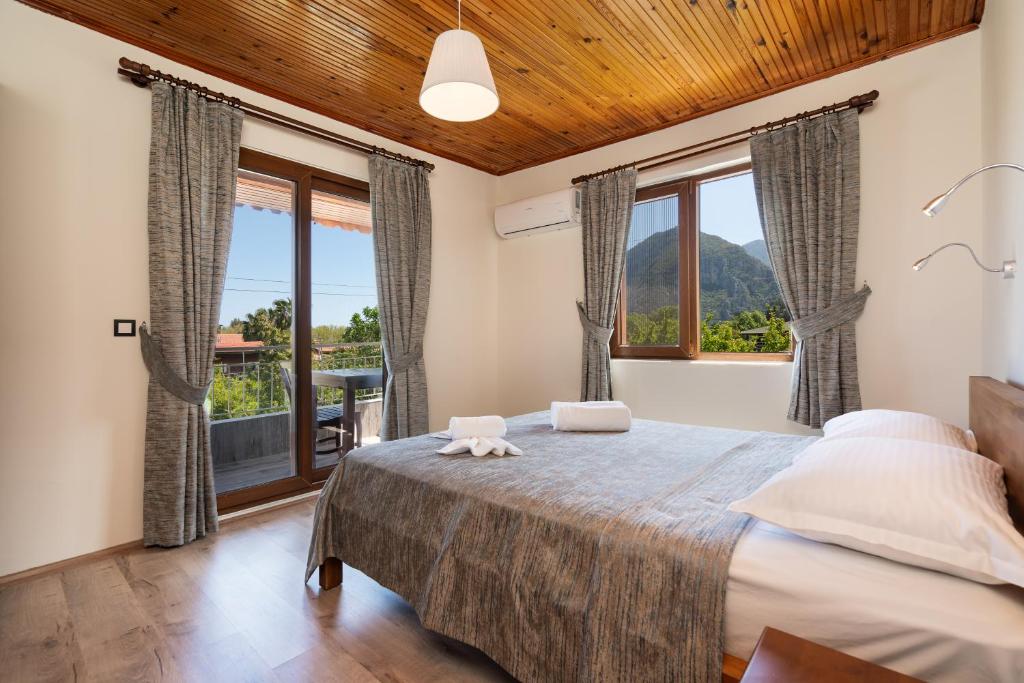 契拉勒Ayris Hotel Çıralı的一间卧室设有一张带窗户的大床和一个阳台
