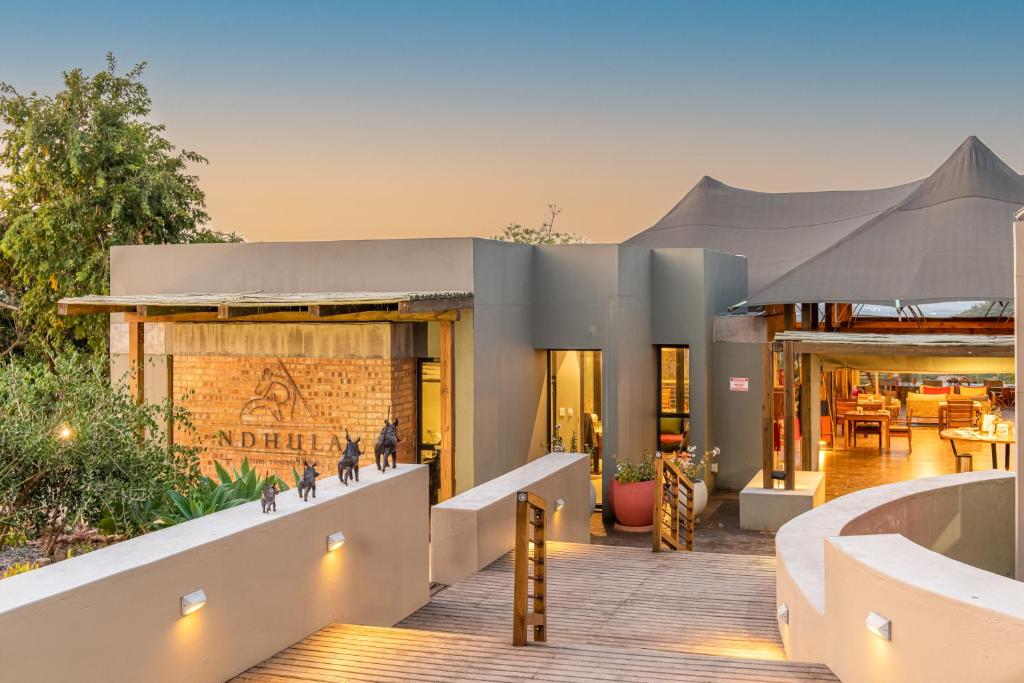 白河Ndhula Luxury Tented Lodge的享有带木甲板的建筑的外部景色