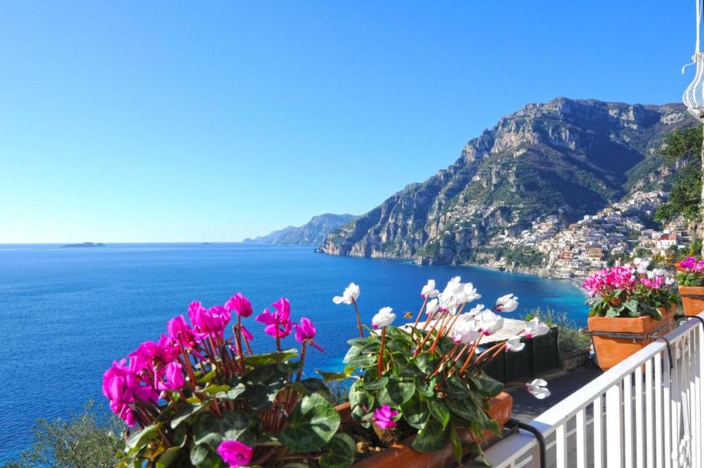 波西塔诺La Sorgente del Sole的鲜花阳台享有阿马尔菲海岸(amalfi coast)的景致。