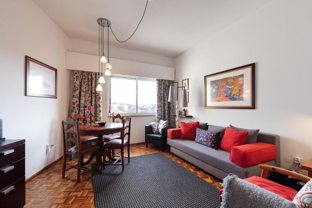 里斯本Casa Da Tapada - Alcantara Riverview Apartment的客厅配有沙发和桌子