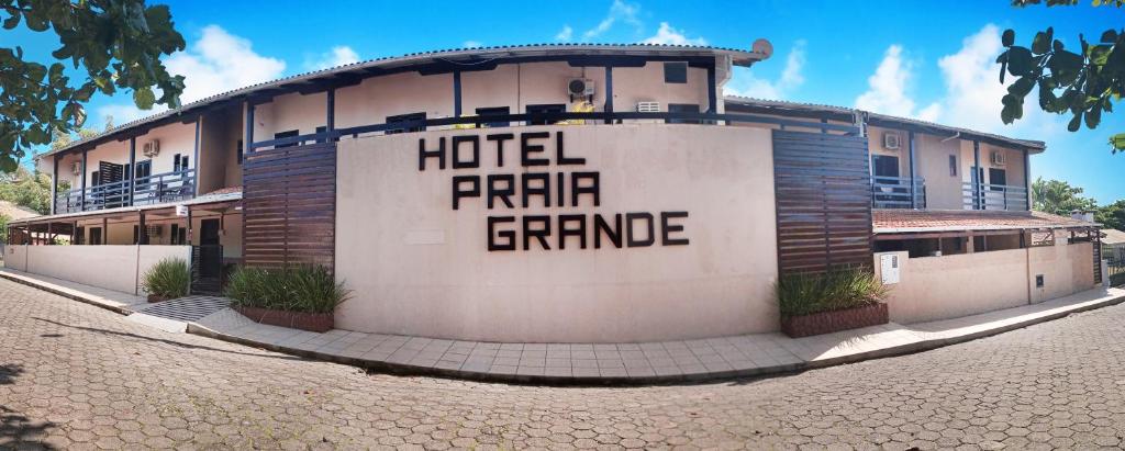 佩尼亚Hotel Praia Grande的建筑一侧的食宿盒标志