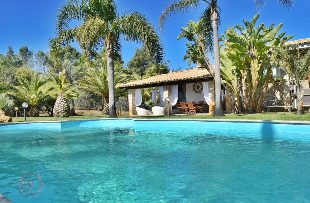 福特村Villa Palmetto的棕榈树屋前的游泳池